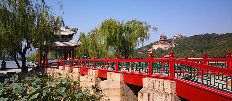 Appreciate the pleasant landscape in the Summer Palace