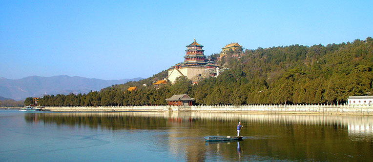Appreciate the pleasant landscape in Summer Palace