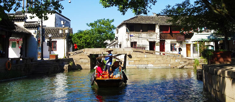Enjoy a peaceful time in Tongli Water Town