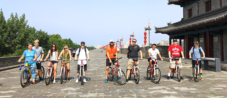 Enjoy cycling on the ancient Xi'an City Wall