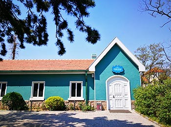 A villa in the Eight Great Passes