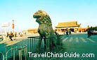 The statue of the stone lion with its head held up, Dragon Pavilion Park, Kaifeng.