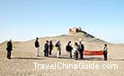 Although located on the sandbeach 70 kilometers (43 miles) southwest of Dunhuang City of Gansu Province, a swarm of visitors came to enjoy this part of the Great Wall.