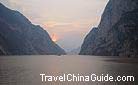 When the first sunlight shines on the Yangtze River, Xiling Gorge looks calm and quiet.