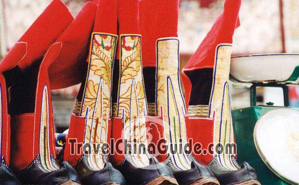 Lamas' boots