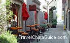 The Chinese saying has it that if the wine is good, no matter how far it is off the beaten track, people will find it anyway. The bar in this silent alley is packed with guests, so you can imagine its charm.