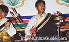 In the daily life, the clever Tibetan has invited a series of their own instruments. The traditional Tibetan entrustments include six-stringed guitar, lute, Tibetan Jinghu (two-string bowed instrument), Tibetan Drum and so forth.