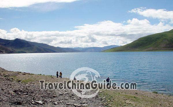 Standing on the lake shore that is over 4,400 meters above the sea level, you are closer to the clear sky and farer to the madding crowd.