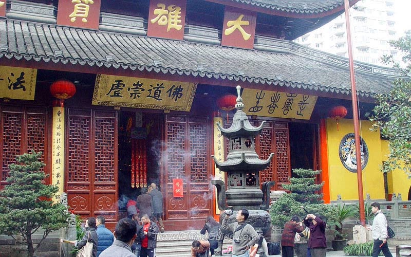 Grand Mahavira in the temple is the main part of the monastic architecture enshrining Sakyamuni, the Buddha of Medicine and Amita Buddha.