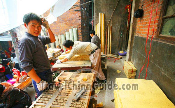 Making rice paper for sale