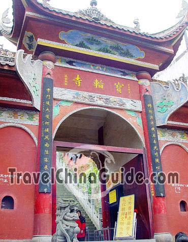 The classical gate of the Baolun Temple is striking to visitors' eyes.