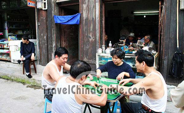 The local people in the porcelain village like playing majong to while away the time.