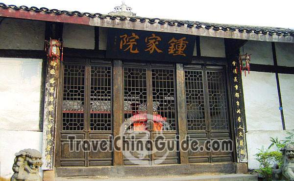 It is a typical old residence in the porcelain village.