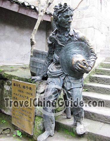 The statue of Hua Ziliang, a figure in the novel "Red Rock"