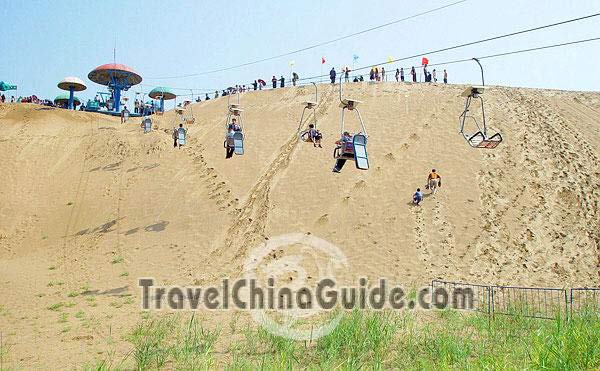 Many people choose to take the cable cars for a bird-view of the Sand Lake.