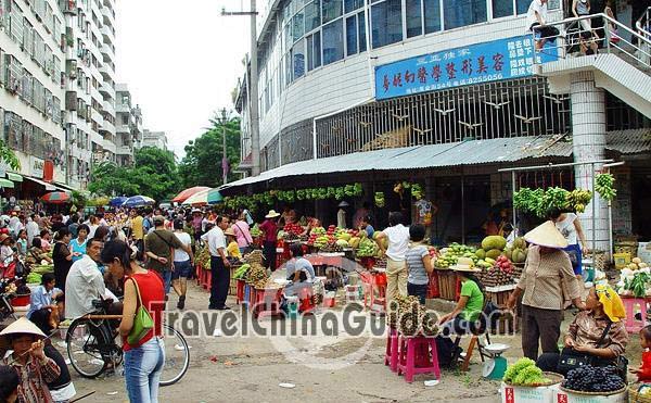 Sanya's fruit makets are busy, striking not only local people but visitors from other places to buy some and tast.