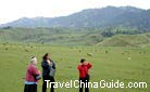 Travelers are admiring the peaceful scenery of the grassland