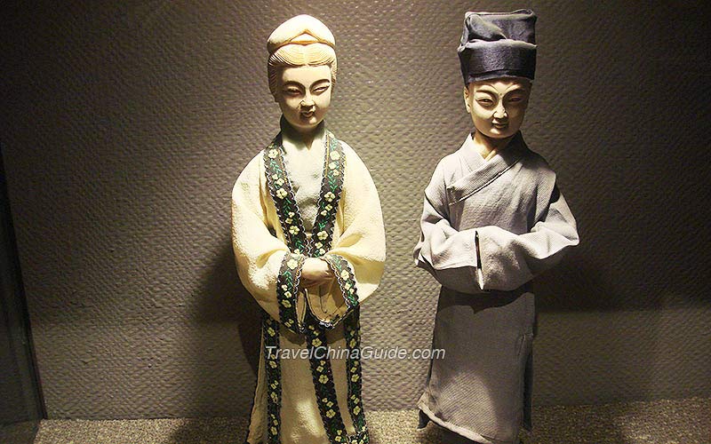 Costume of the Song Dynasty (960-1279): The clothing style of the Song Dynasty is characterized by its elegance. Men usually wore gowns with round and cross collars, while women wore short jackets or coats with matching beizi (Chinese-style jackets with buttons down the front). This elegant style was influenced by the dress of the northern minority people.