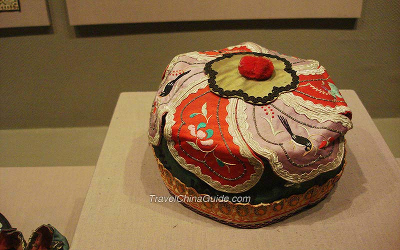 Red patch-stitch child's cape, Republic of China (1912-1949)