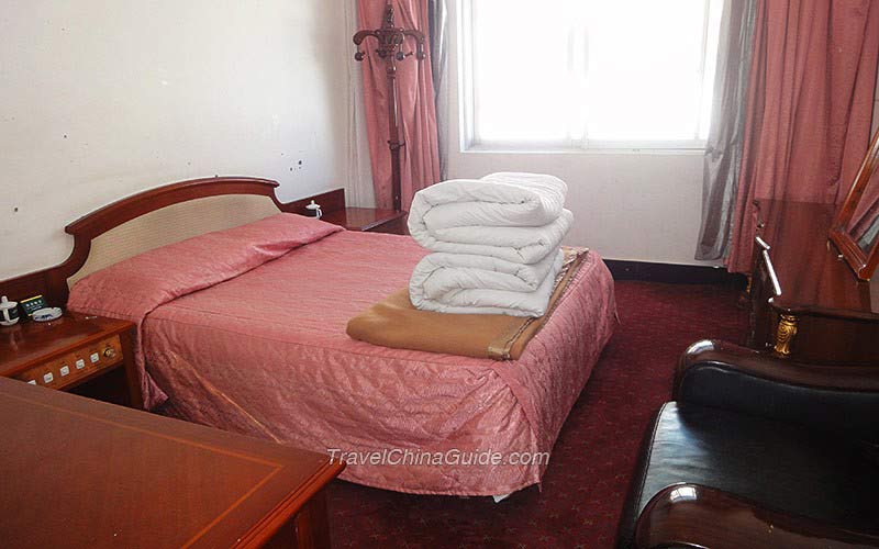 Visitors can stay overnight at the monastery. Although accommodation conditions are not that good, it is convenient to appreciate the morning and evening scenery of Mt. Everest.