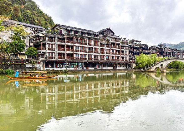 In the arms of mountains and nestled together with the Tuojiang River, Phoenix Ancient Town offers an opportunity to get close to nature, Hunan.