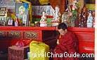 Concomitance with the Buddha, Lamas'' life in Dazhao Temple is simple and leisurely.