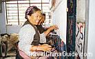 Tibetan carpet has been recognized by more and more people. Look, how happy this weaving woman is! The pride for her ethnic products overflows on her face!