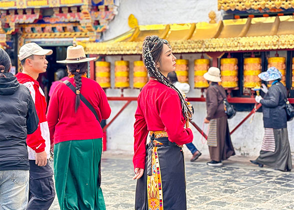 Local People at Songzanlin Temple