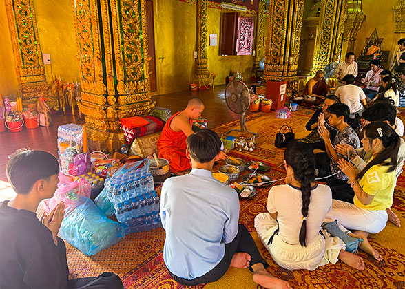 Prayers at Wat Si Muang