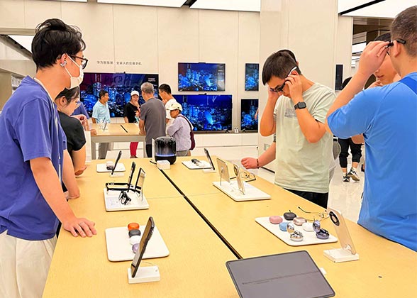Smart Devices in Huawei Flagship Store Smart Devices in Huawei Flagship Store