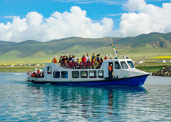 Take a cruise on the beautiful Qinghai Lake