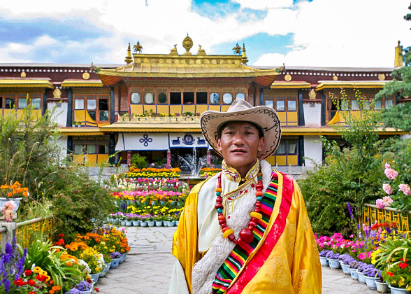Locals at Norbulingka, Dalai Lamas' Summer Palace
