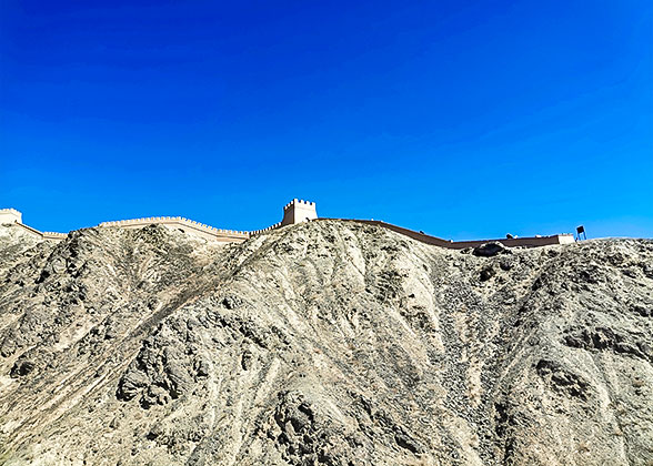 Overhanging Great Wall along the Steep Cliffs