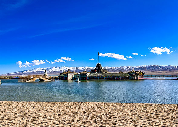 Beautiful Qinghai Lake Surrounded by Snow-capped Mountains