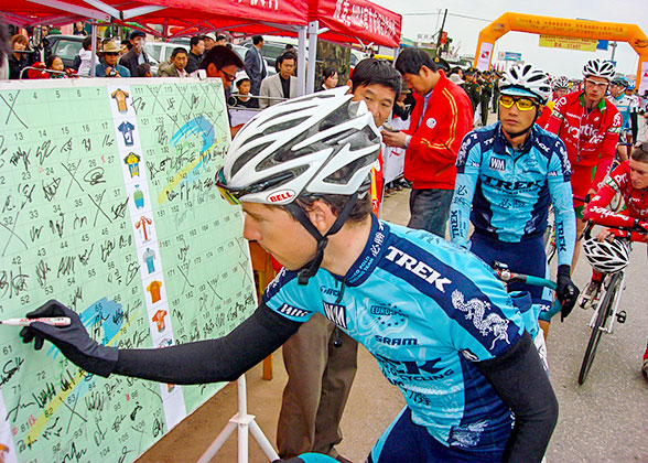 Riders are Signing Names at Qinghai Cycling Race