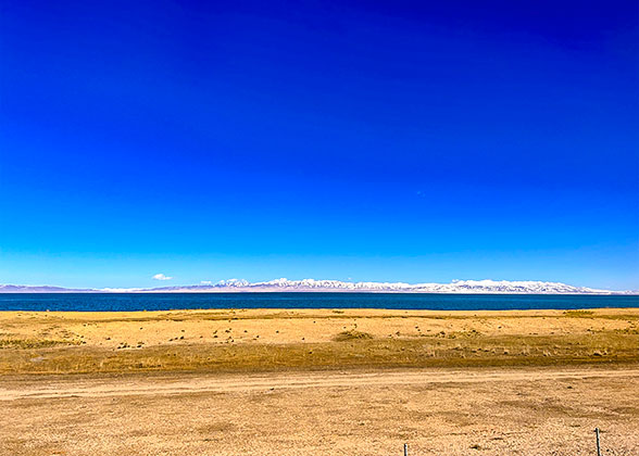 Enjoy the Qinghai Lake from afar