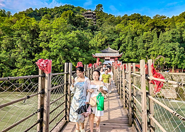 Visit the Dujiangyan Scenic Area