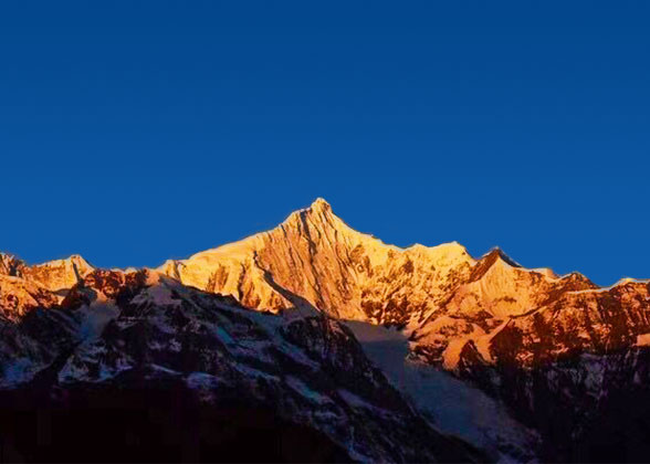 Sunrise over the Kawagebo Peak