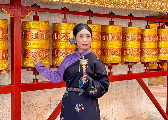 Visitor at the Songzanlin Temple