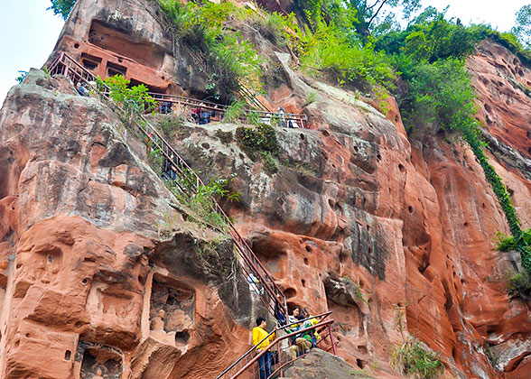 Hiking to the Leshan Giant Buddha