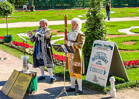 Performers at Peterof