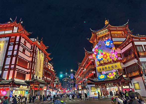 Traditional Yuyuan Bazaar at Night