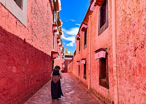 Alley of Tashilhunpo Monastery