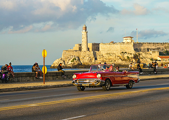 A ride in classic American car before Morro Castle