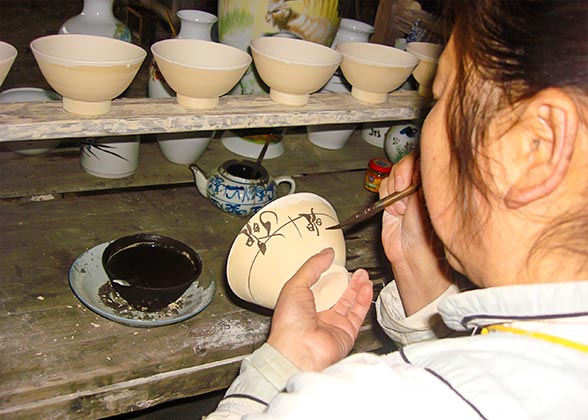 Painting patterns on porcelain
