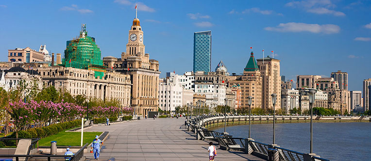 Feel the charm of Shanghai at the Bund area