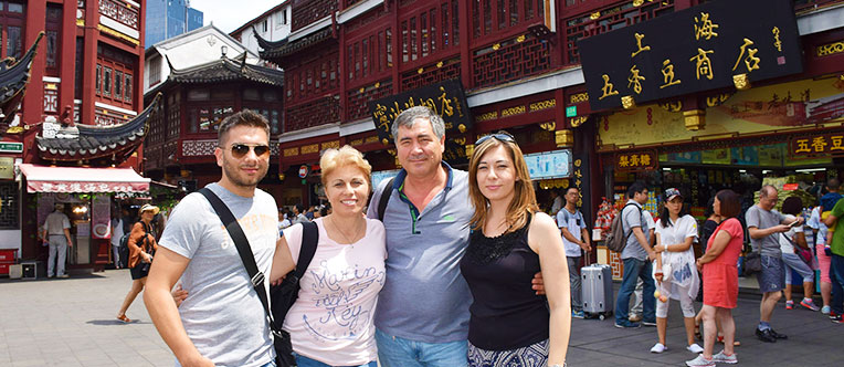 Seek for the local snacks in Yuyuan Old Street