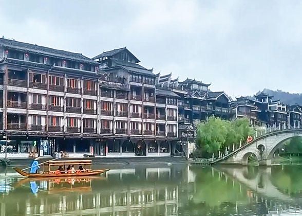Go into Fenghuang Ancient Town