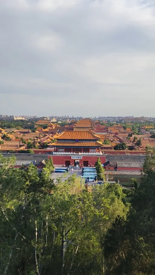 Overlook the Forbidden City at Jingshan Park