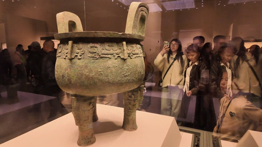 Dayu Ding and Houmuwu Ding in National Museum of China 